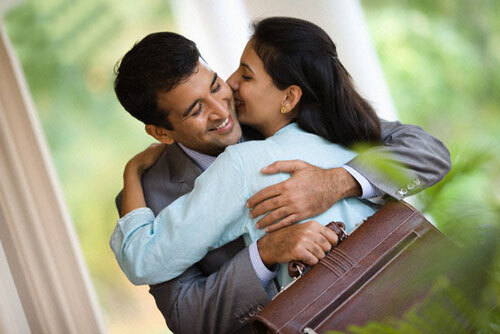 Phát hiện gói bao cao su lạ trong vali của chồng